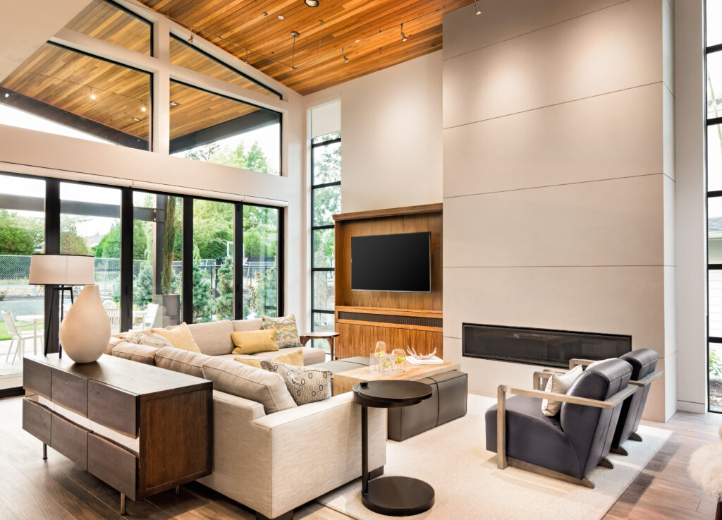 Beautiful,Living,Room,Interior,With,Hardwood,Floors,,Vaulted,Ceiling,,And